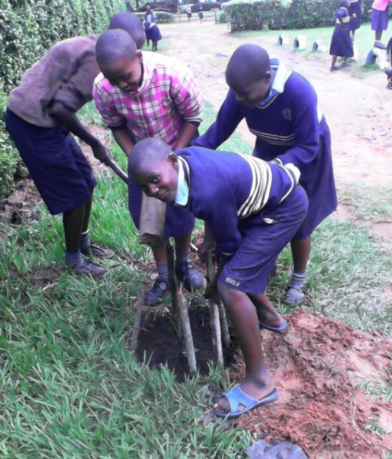 school-gardening-project-uganda-09